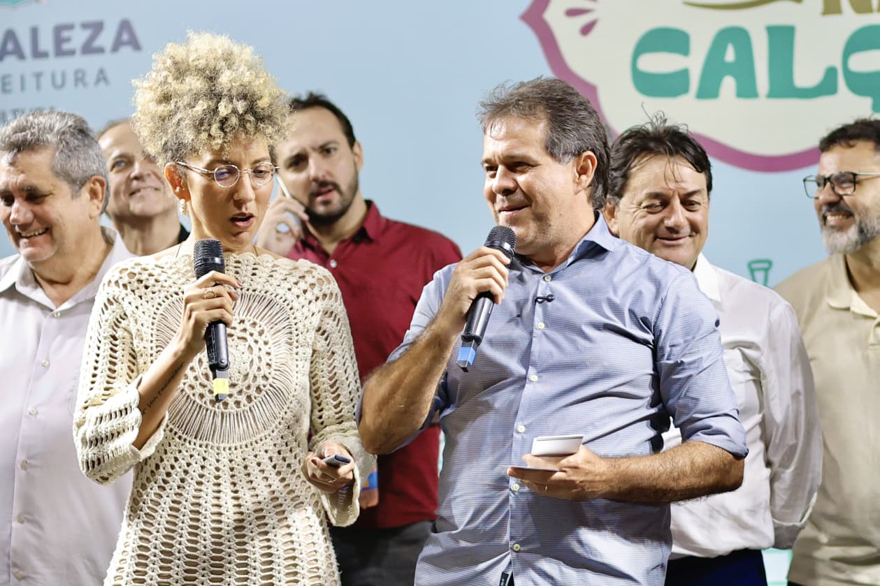 grupo de pessoas posa para a foto